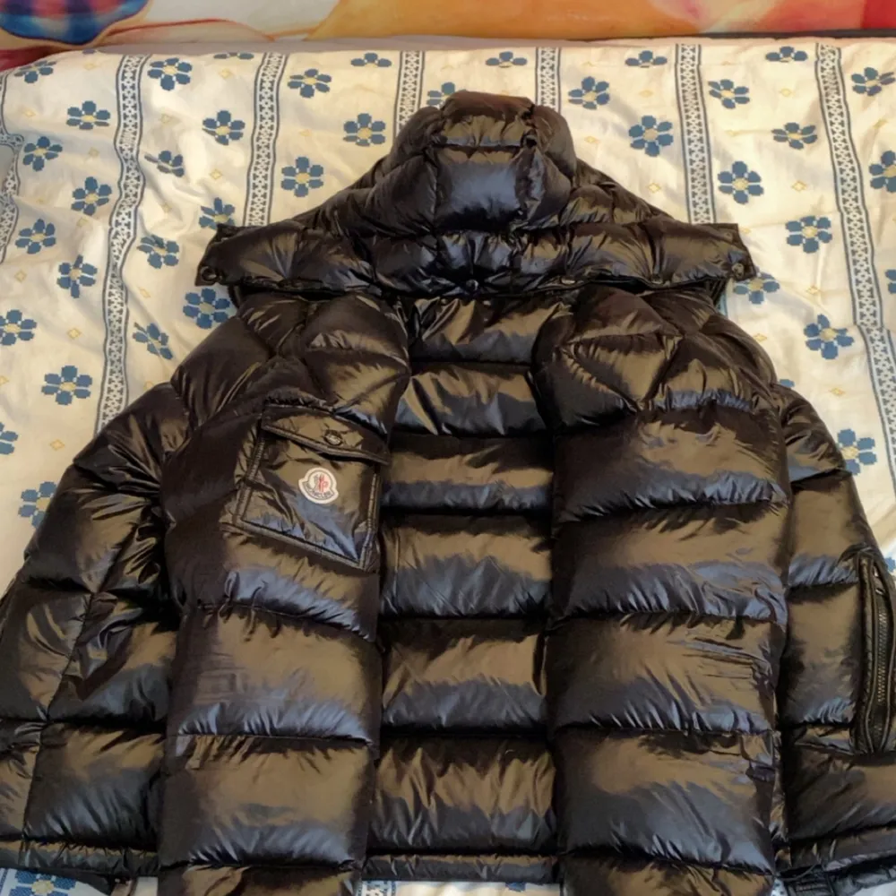 Säljer min moncler jacka, har bara använt för 3 månader. Jackan Är i en väldigt bra skick nästan som ny. storleken är 3 yards, passar de som har M/L. Prisen kan diskuteras.. Jackor.