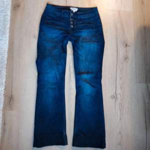 Fina lågmidjade jeans från märket enjoy. Storlek s och är uppsydda så de passar mig som är 160 perfekt i längden. Tror de skulle gå att vika ner ca 3 cm till om man sprättar och syr om. Fin blå färg!