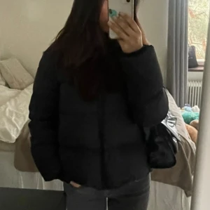 Uniqlo jacka - Säljer min snygga marinblå jacka från uniqlo. Den har en liten fläck vid fickorna, men väldigt liten. Kommer inte till användning. Skriv för mer information och bilder🩷( kan prata om priset)