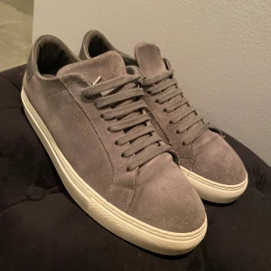 Axel Arigato skor - Gråa Axel Arigato skor  Använda en del, bra skick fin mocka osv