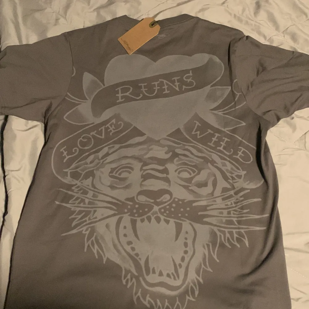 Tänkte bara kolla om det fanns något intresse för dessa två Ed Hardy T-shirts. Helt nya. Köpta för 750kr/st. . T-shirts.