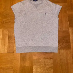 En jätte snygg och fräsch polo/ Ralph lauren sweatshirt i nyskick som passar perfekt nu till våren. Nypris ligger på 1200 men jag säljer den för bara 349 kr.  Pris kan diskuteras vid snabb äffar. Vid frågor är det bara att skriva:)