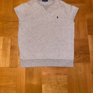 Polo sweatshirt  - En jätte snygg och fräsch polo/ Ralph lauren sweatshirt i nyskick som passar perfekt nu till våren. Nypris ligger på 1200 men jag säljer den för bara 349 kr.  Pris kan diskuteras vid snabb äffar. Vid frågor är det bara att skriva:)