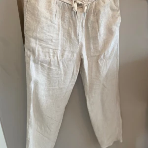 Linnebyxor. - Tja! Säljer ett par 100% Linnebyxor. Nypris 699kr, fraktar gärna, finns och hämta i Bollebygd annars!