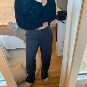 Kostymbyxor  - Gråa kostymbyxor från NAKD  helt oanvända storlek 36