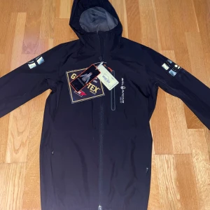 Sail racing W Gore Tex Link Hood  - Snygg vattentät sommar/vår jacka köpt direkt från sail racing butiken för 2 800kr men som nu utgått i sortimentet. Den är i otroligt bra skick då jag bara använt den en gång sedan hängt i garderoben.     Pris: 1 800kr 🖤 