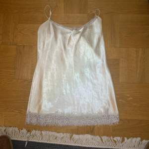 Lite kortare klänning/längre linne, silke, jättesöt och bekväm, elfenbensvit