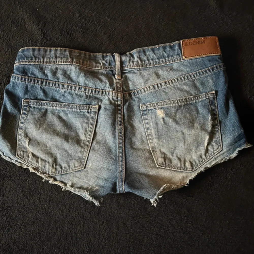 Supersnygga jeansshorts från H&M i storlek S! Skriv gärna för fler detaljer! . Shorts.