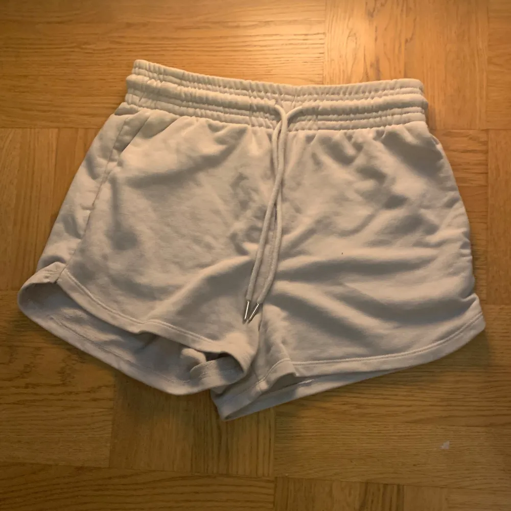 Knappt använda mjukis shorts, supersköna. Gråvita  . Shorts.