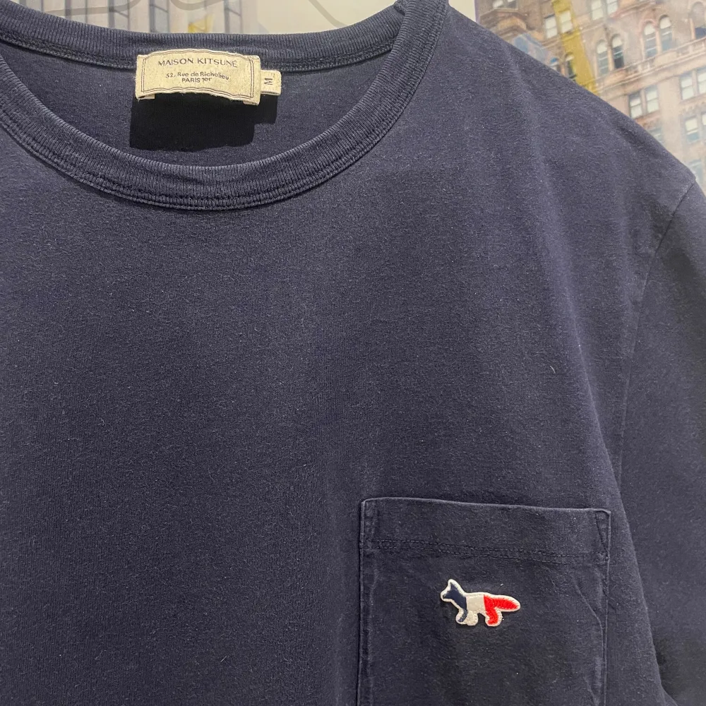 En mörkblå fet maison kitsune tshirt i mycket bra skick. Använd fåtal gånger. Vid frågor ”kontakta”. T-shirts.