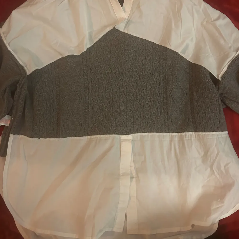 Grå stickad tröja med fejk krage & fejk skjorta som sticker ut från tröjan. Tredje bilden är hur den ser ut ut och in. Lappen kvar. Aldrig använd.. Skjortor.