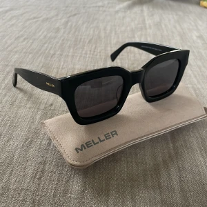 NYA MELLER ASSIM - Helt oanvända meller assim black. Säljer då de inte passade mig.  NYPRIS 1 015 kr