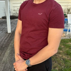 T-shirt hollister - Röd t-shirt från hollister