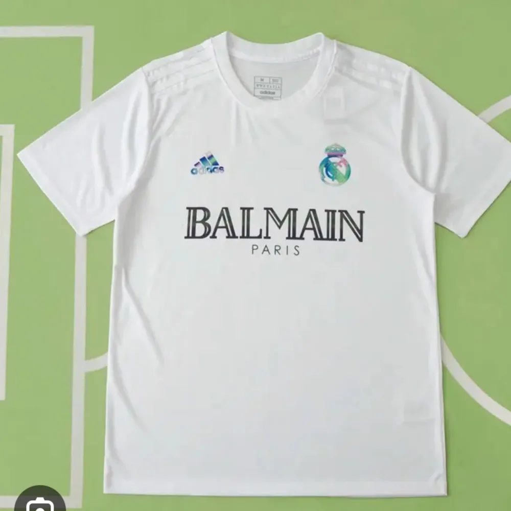 En sprillans ny real Madrid balmain tröja, den är i ny skick för ja köpte 2 st och vill sälja den andra, inte använd.. Sport & träning.