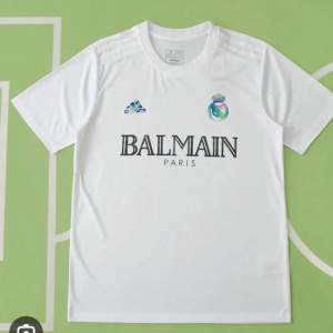 En sprillans ny real Madrid balmain tröja, den är i ny skick för ja köpte 2 st och vill sälja den andra, inte använd.