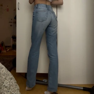 Midwaist straight leg jeans från berskha - 90 talets byxa! I storlek 32 och lite för långa för mig som är 160cm :( Från bershka🫶 super snyggt med klackar till! 