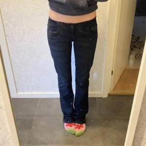 Säljer mina lågmidjade ltb jeans i storlek 26/34. Fint skick, inga defekter! dom är marinblåa men ser nästan svarta ut. 