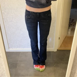 Ltb jeans - Säljer mina lågmidjade ltb jeans i storlek 26/34. Fint skick, inga defekter! dom är marinblåa men ser nästan svarta ut. (sista bild i dagsljus, första inomhus) midjemått: 74cm + stretch || innerbenslängd: 84 cm