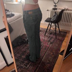 snygga lågmidjade raka jeans, passar perfekt för mig som är 170cm med storlek S/36