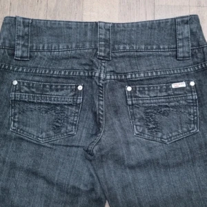 Jättesnygga svarta/gråa ichi-jeans💗 - Måste tyvärr sälja dessa jättefina och oanvända jeans då dom är för små för mig. Jeansen är lite stretchiga och väldigt bra material med snygga bakfickor. Passar jättebra in i Stockholmsstil. Skriv för mått och mer info!💕💕