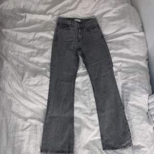 Snygga gråa Bootcut jeans från Gina Tricot för 500kr. Byxorna har en jätteliten fläck på höger sidan av dragkedjan🩶