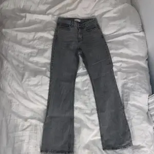 Snygga gråa Bootcut jeans från Gina Tricot, köpte jeansen förra året, ofta använda men i toppen skick👍Kontakta mig för fler bilder och information💕(köparen står för frakten)