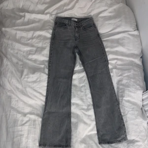 Bootcut Jeans - Snygga gråa Bootcut jeans från Gina Tricot för 550kr. 