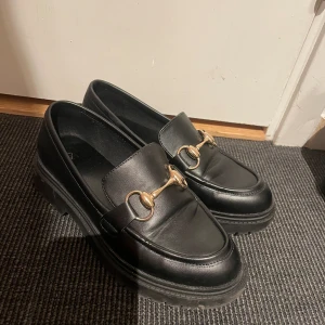 Loafers - Loafers från din sko. Använda 2-3 gånger. Ser inget att anmärka på. Storlek 37. 