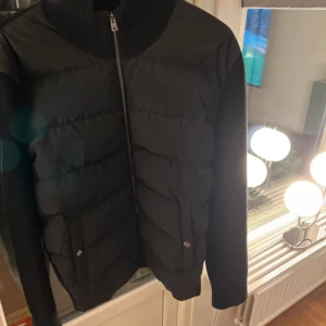 Herno cardigan - Cardiganen är köpt hos unitedfashion och är knappt använd pågrund av att cardiganen är för stor har kvitto och orginal tags!