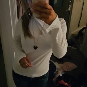 Basic långärmad  - Säljer en enkel men fin lång ärmad tröja med slit! Fint skick