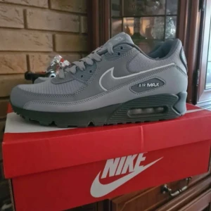 Air max 90 - Gråa air max 90 i storlek 44 helt oanvända