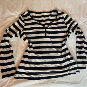 Randig långärmad tröja med knappar - I superfint skick utan skador!💗 Liknar en M i storleken 