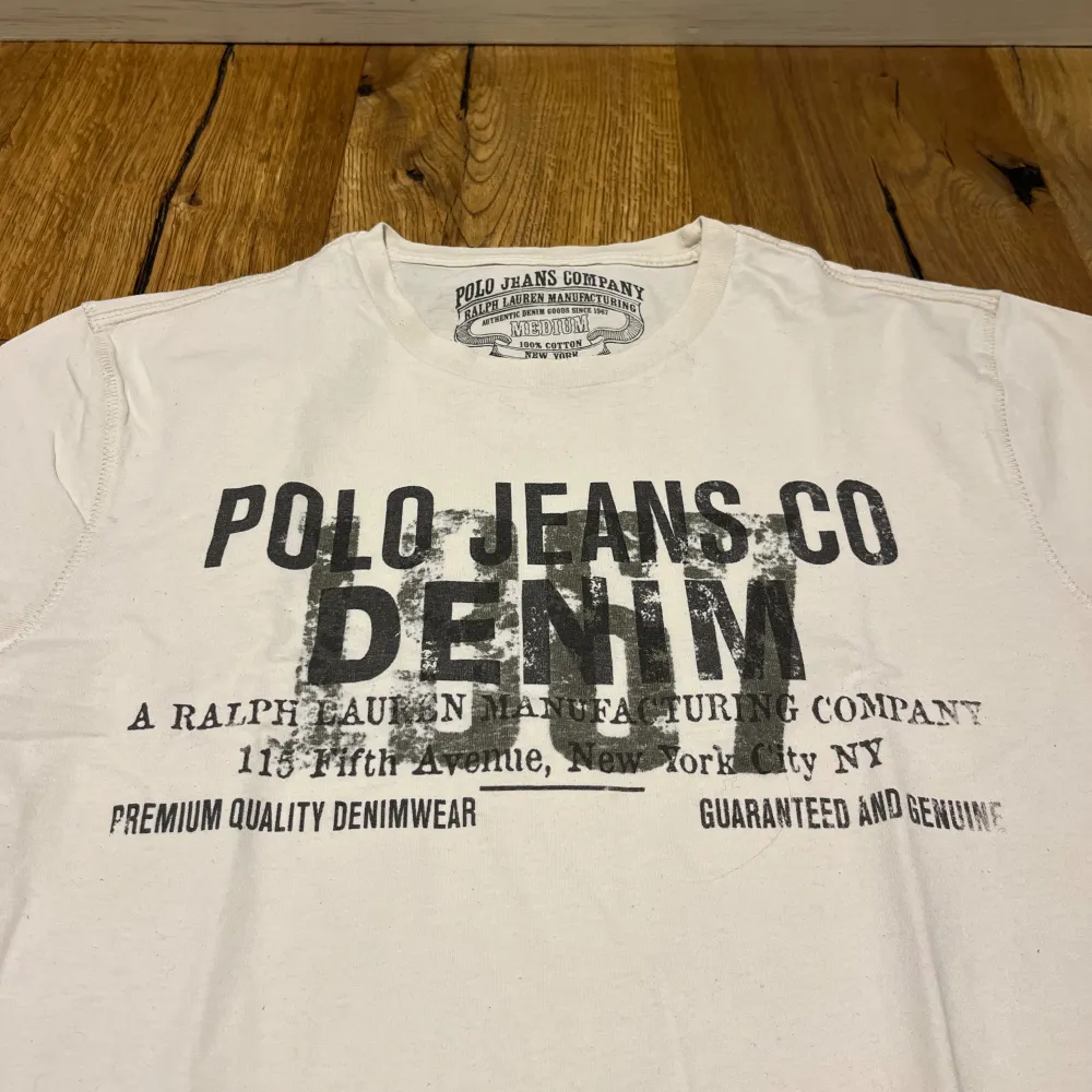 Sjukt fet ralph lauren (polo jeans) tshirt med tryck i väldigt fint skick, perfekt för sommaren. Storlek M. Hör av er vid frågor!. T-shirts.