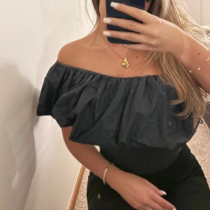  body med volanger - Body från zara, tajt med puff/volanger upp till brösten.