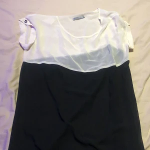 Blus  - Den är genomskinlig man kan ha nått linne under om man vill det 