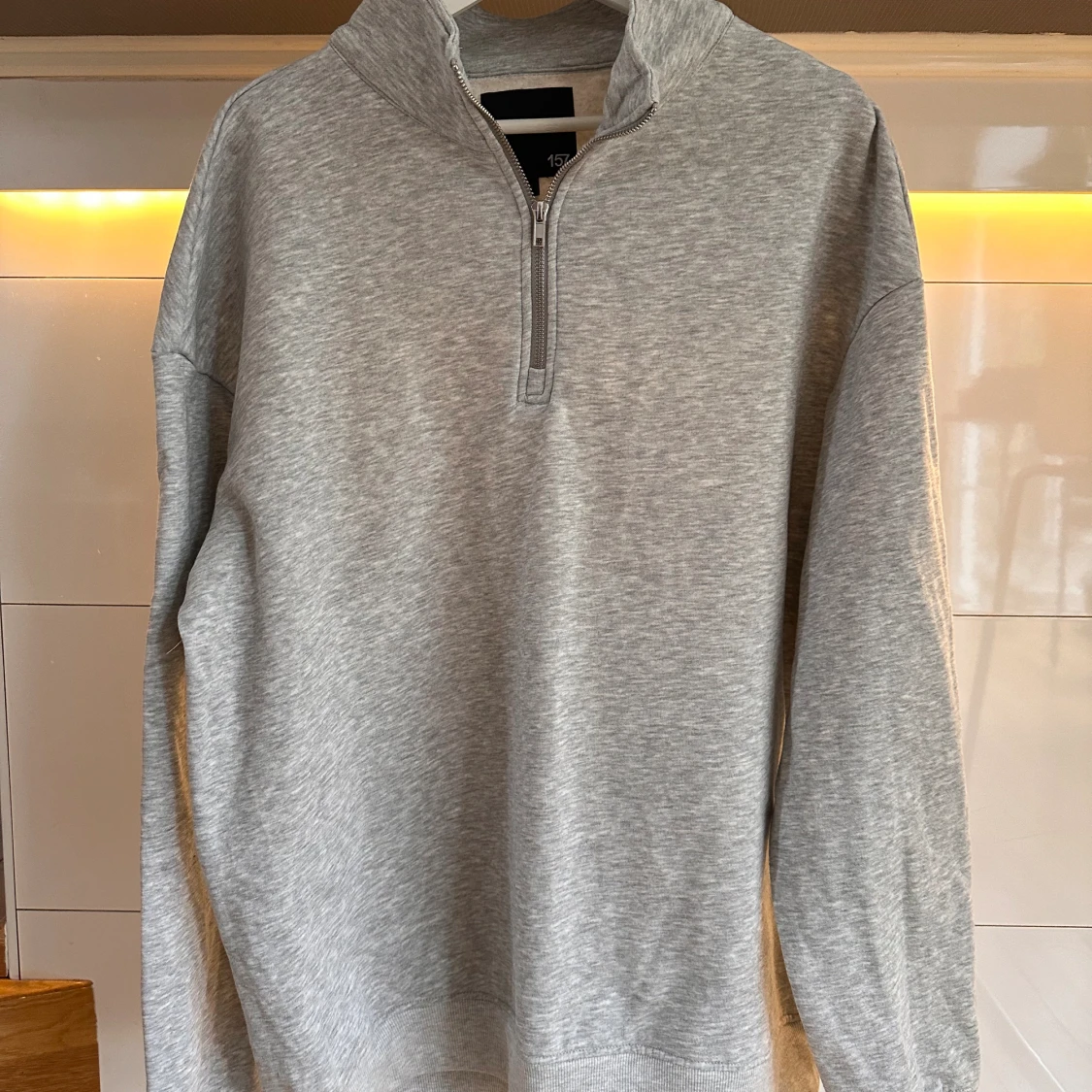 Sweatshirt med dragkedja. 