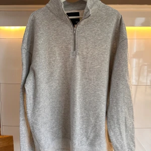 Sweatshirt med dragkedja.  - Sweatshirt i Stl L. Använd ett fåtal gånger. 
