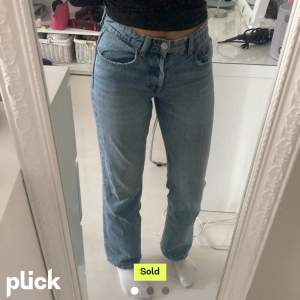Populära Zara straight leg jeans, jag köpte dom av en tjej här på Plick men de har aldrig kommit till användning för mig tyvärr. Bilderna är från hennes annons men hör av er för fler bilder! 