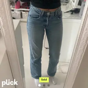 Populära Zara straight leg jeans, jag köpte dom av en tjej här på Plick men de har aldrig kommit till användning för mig tyvärr. Bilderna är från hennes annons men hör av er för fler bilder! 