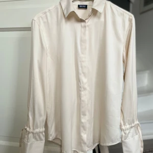 Satinskjorta, Moa Mattsson  - Aldrig använd. 