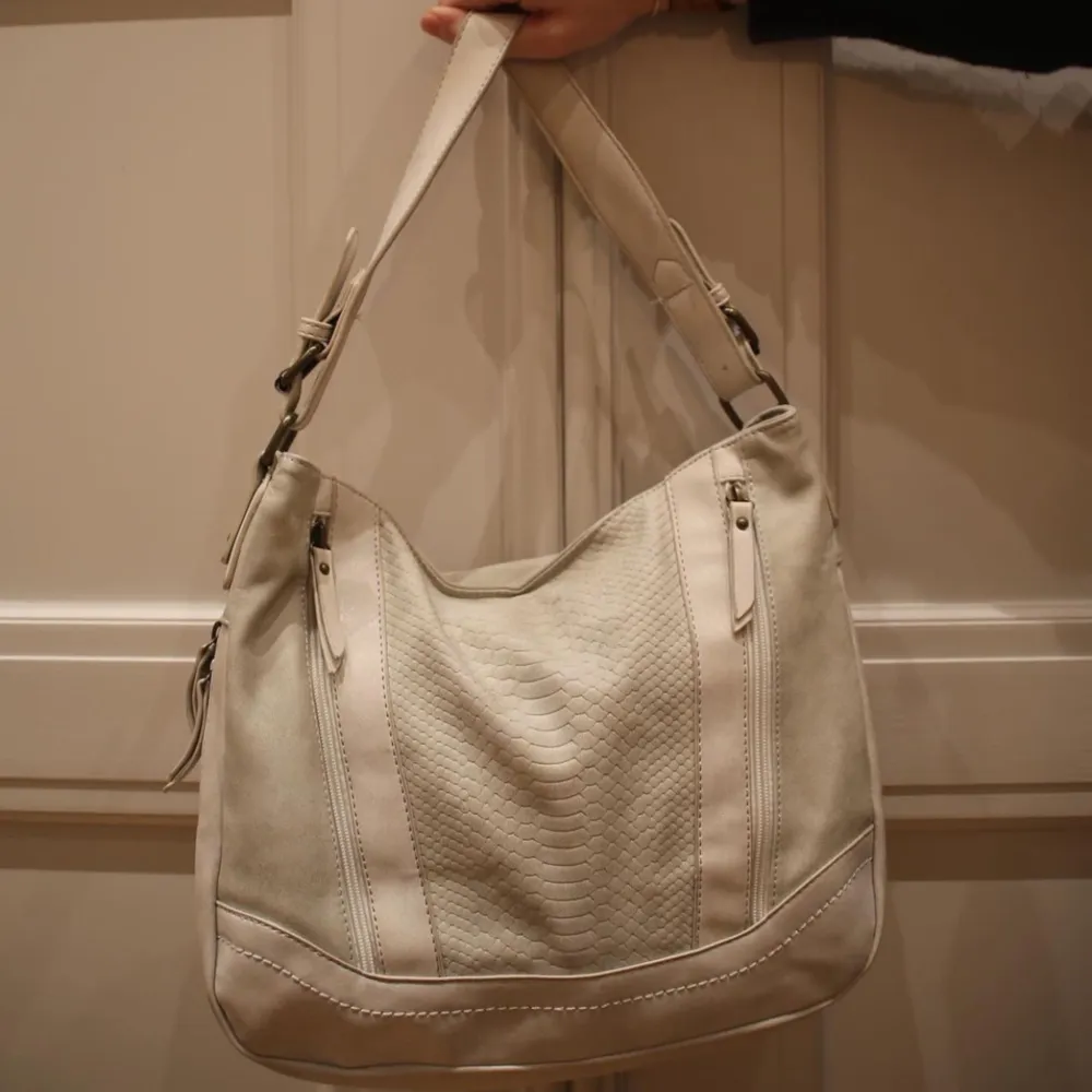 Väska 018 är en vit stor väska perfekt för skolan och även utgång.  . Väskor.