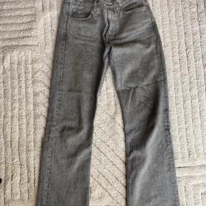 Hope - Rush jeans  - Populär unisex modell från Hope.  Nypris 1900kr  Snygg grå färg.  Använda men inget att anmärka på. 
