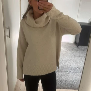 Polo tröja - Säljer min väns polo tröja i stockat material, använd fåtal gånger dvs inga skador på tröjan samt fint skick, slits ner till vid höfterna🩷