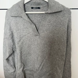 Stickad tröja - Stickad tröja ifrån ginatricot, säljer för 150 kr! Storlek S🌼