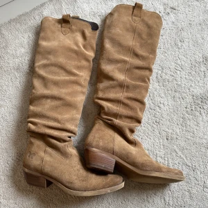 Stövlar från felmini  - Så fina stövlar som tyvärr inte används. Dem är så snygga till festliga tillfällen. 🥰ordinarie pris 2000kr.