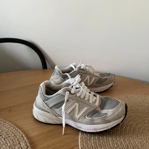 New Balance 990v5 - New Balancw 990v5! Så fina skor som jag köpte begagnat men de var tyvärr för små 😭 Hann bara använda dessa 2 ggr så de är i väldigt bra skick. Finns dock slitage på insidan vid hälen från tidigare användare, se bild :)