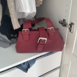 Vin röd väska  - Superfin röd väska i bra skick☺️