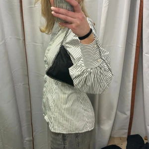 Cos blus - Söt randig Cos-blus med v-neck. Tight vid midjan. 