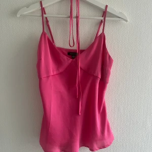 Satinlinne - Rosa satinlinne i strl M! Snöre att knyta i midja medföljer. Öglan som snöret ska gå igenom har trillat av på vänster sida men det har gått utmärkt att knyta utan den :) 