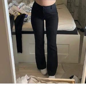 Kostymbyxor - Kostymbyxor från bikbok. Säljer både storlek 36 och 38☺️ Lånade bilder